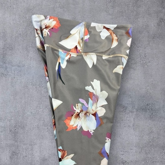 Athleta Gray Floral Elation Paradise 7/8 Tight Yoga Gym Fitness Pants Sz: Small - Picture 7 of 12